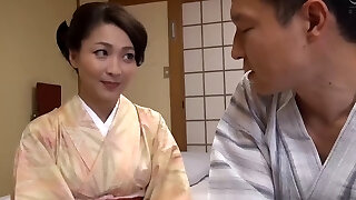 高级日本：穿着文化服装的美丽徐娘半老，渴望性