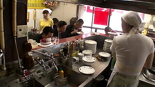 亚洲商店的厨房女佣被商店里的每个男人上了床
