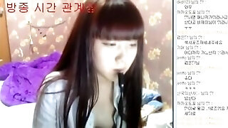बालों वाली कोरियाई किशोर स्ट्रिप्स एक वेबकैम पर