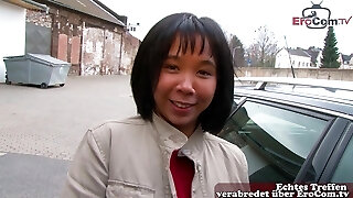 une ado asiatique allemande d'à côté ramasse dans la rue pour un casting d'orgasme féminin