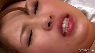 une infirmière en collants nylon séduit pour une baise creampie avec une milf asiatique
