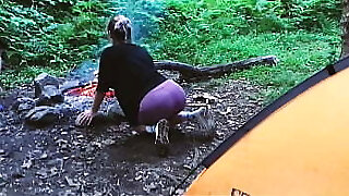 sexe d'adolescent dans la forêt, dans une tente. vidéo réelle