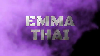 emma thai macht heiße necken und muschi spielen auf dem bett