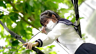 دختر دانشجو ژاپنی مطالعه کلاس تیراندازی با کمان