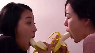 jedzenie bananów 