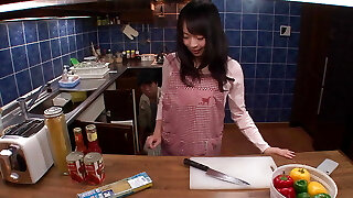 japoński japoński dziewczyna gagi na a ogromny kogut następnie dostaje