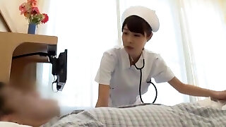 सींग का बना जापानी नर्स एक डिक चूसने के बाद एक सह शॉट प्राप्त करता है