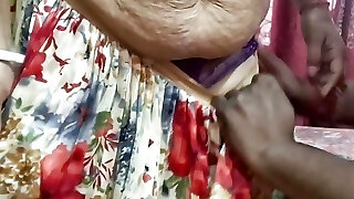 बंगाली सौतेली बहन वीडियो कॉल में प्रेमी के साथ बात कर रही है अचानक सौतेला भाई उसे लाया और उसके साथ सेक्स करने के लिए बहकाया बंगोली ऑडियो