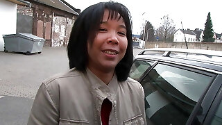 First-timer hausfrau und ihr Dildo Delphino