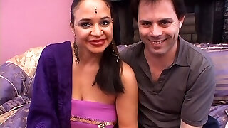 害羞的印度业余夫妇正在做他们的第一个色情视频