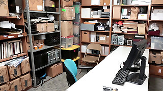 un ado asiatique a essayé de cacher des choses volées dans son bureau