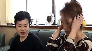 madre e padre giapponesi maturi condividono sesso caldo