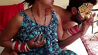 Dost ki Bahn Ko ghar Par Bulakar Pela-德西印度继妹亲吻和性交。