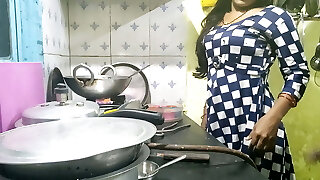 индийская бхабхи готовит на кухне и трахает шурина