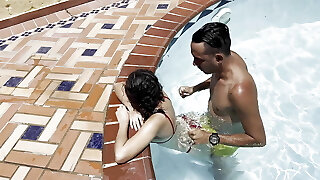 FOREIGN COUPLE CAUGHT Fuckin' IN THE WATER