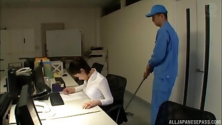 Japanese secretary Imanaga Sana stayed late in the office to plumb