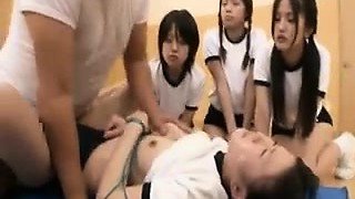 Dolce Asian teen ottiene il suo strappare forato e il suo viso di copertura