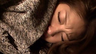 Junge Asiatin wird in zerissenen Klamotten hart gefickt