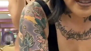 Tattood Asian chick twerks on periscope 