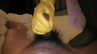 азиатская медсестра в желтых резиновых перчатках дает мастурбирует