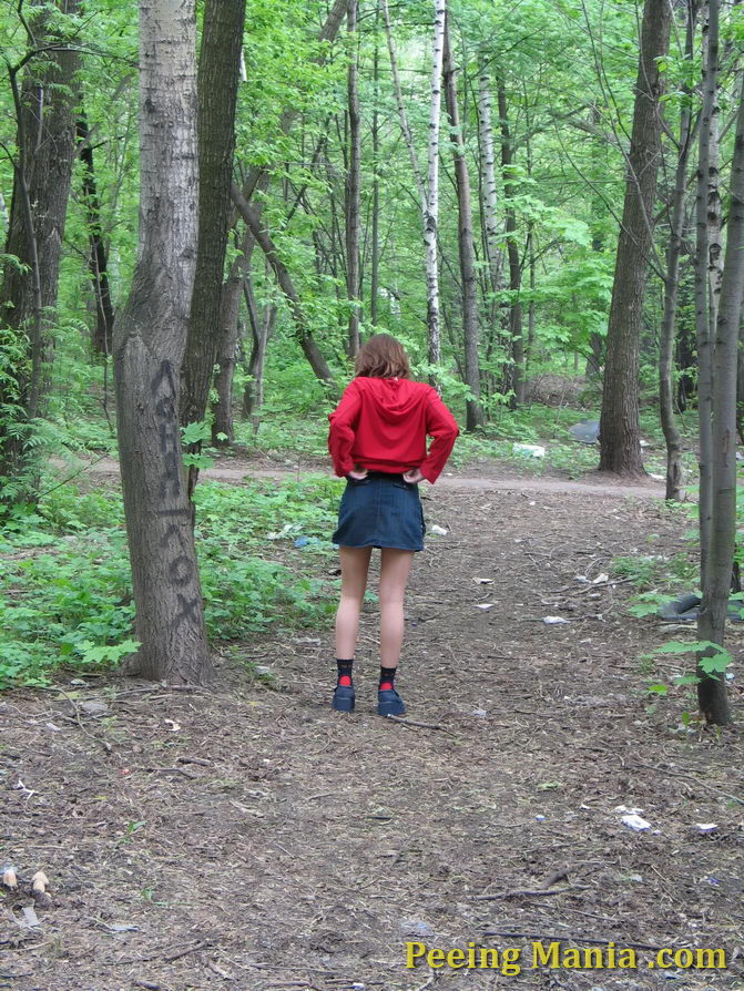 Girl doing a pee-pee caught in the park