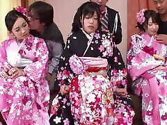日本好色的荡妇在吮吸他们之后骑着硬公鸡