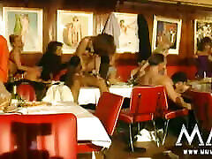 Hot slags fucking at dinner gangbang in classive une maboydy chaude et