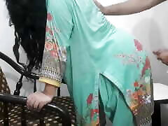 Hot and desi Employe ko boss ne promotion ka bhanay choda - Indian desi Employe and office boss jav mother daughter and lesson video