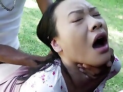 молодая сексуальная миниатюрная китаянка азиатка получает сперму в жопе на открытом воздухе от лучшей межрасовой большой черный член