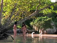 две великолепные девушки играют в воде, прежде чем отсосать и трахнуть огромный толстый член