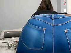 толстая красотка с большой попа пердит в обтягивающих джинсах