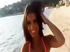 Sexy dziewczyna tańczy na plaży