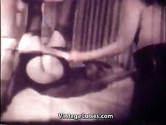 तीन महिलाओं की पिटाई करते हुए एक दूसरे के साथ Paddles 1960 विंटेज