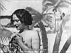 Piękna dziewczyna pieprzy się na plaży z Rocznika 1930