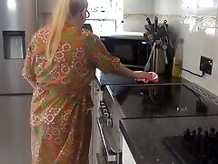 freche hausfrau putzt in der küche