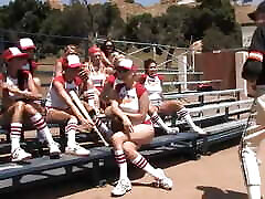 一个充满荡妇的棒球队用他们的身体来分散对手的注意力