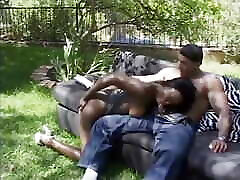 превосходный чернокожий с хорошей фигурой отсасывает член на диване на открытом воздухе