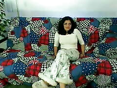 अच्छा स्तन काले बाल लड़की रसदार दांग सोफे पर
