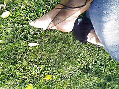 sexy nogi fetysz mama spoczywa w parku i robi jej paznokcie