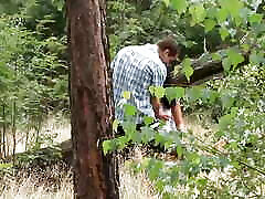 德国黑发采取一个怪物公鸡在树林里