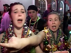 mardi gras filles de la rue montrant pee security cam et chatte en public à la nouvelle-orléans