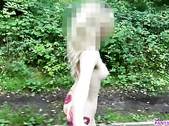 studentin rennt nackt draußen im öffentlichen park und blitzt hüpfende titten in transparentem bh auf