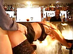femme allemande sauvage baise au milieu du bar