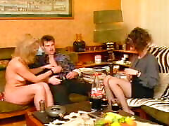 deux dames allemandes minces partageant un os chargé dans le salon