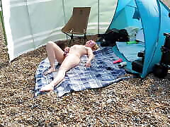 молодая жена-блондинка обнажена и мастурбирует на британском общественном пляже