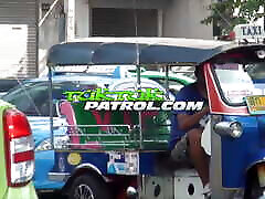 tuktukpatrol задорная тайская красотка с сиськами намазывает кремом член иностранца