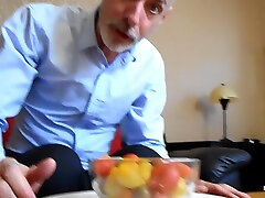 Gross Giant Eating Tomatoes - first time sex blade GIANT 31 - Richard Lennox