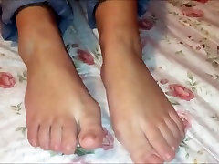 Efi moves her masturbat airport feet part 2