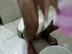 Hot Desi bhabhi bathroom me indian girls hit sex me ???? laga ke maja liye