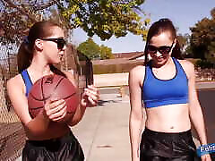 dos chicas adolescentes calientes quieren hacer algo más frozen nime juntas después del partido de baloncesto